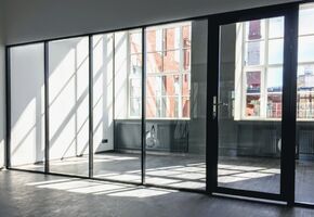 Двери в алюминиевой обвязке в проекте БЦ Измерон