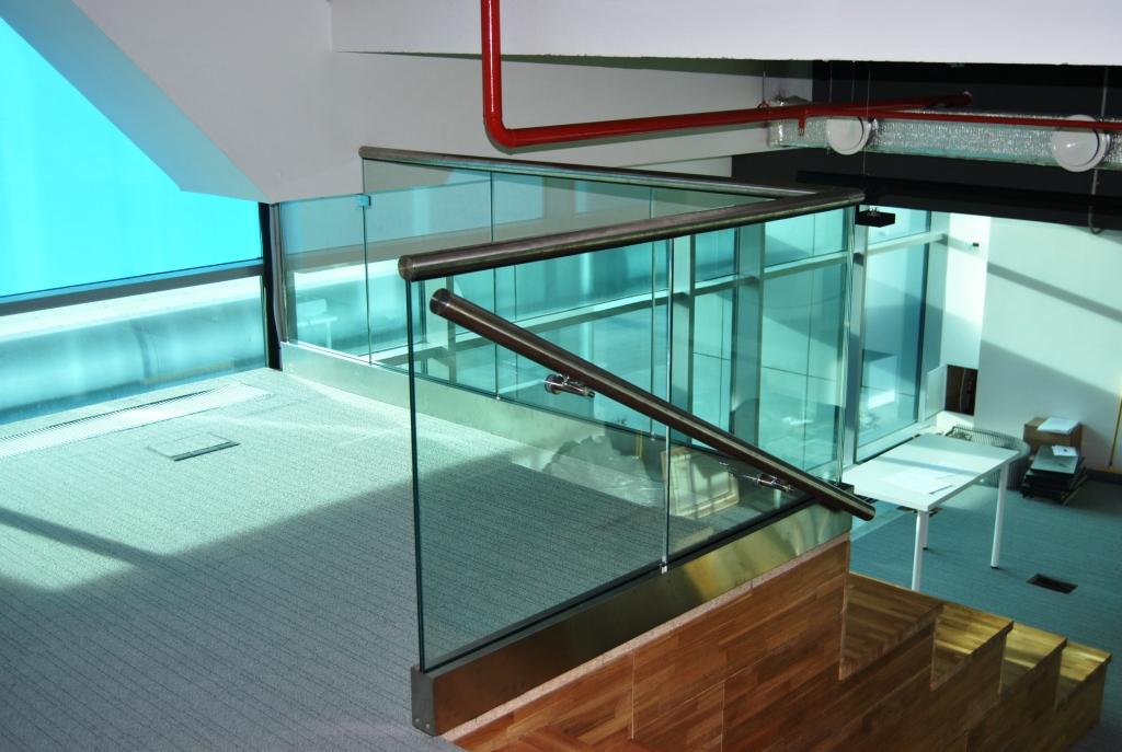 Цельностеклянные перегородки в новом офисе транспортной компании &laquo;МОНОПОЛИЯ&raquo;