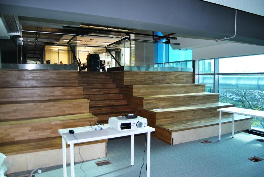 Цельностеклянные перегородки в новом офисе транспортной компании &laquo;МОНОПОЛИЯ&raquo;