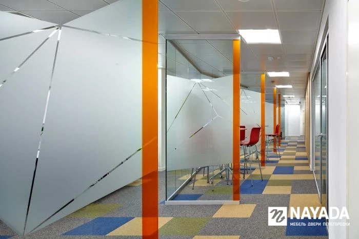 Оригинальные перегородки в офисах известных компаний